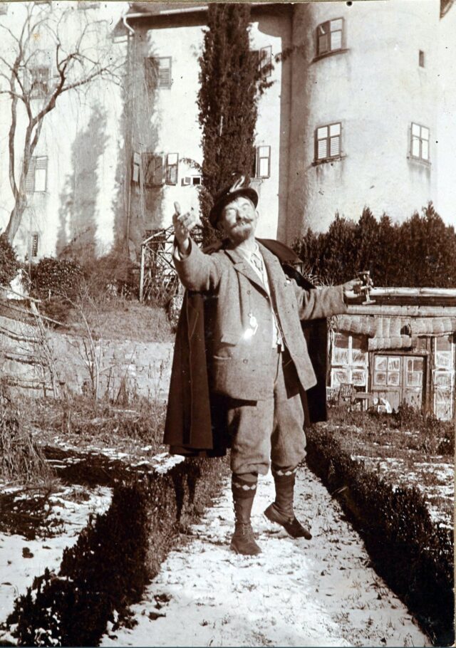 P.S. Krøyer foran Schloss Gandegg, Italien